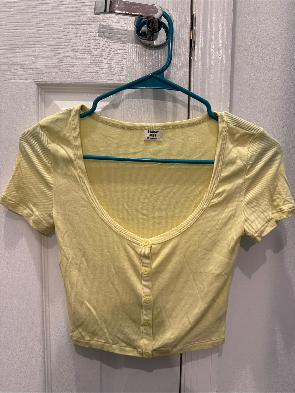 Sunday Best Pale Yellow Scoop-Neck Button Crop Top. Size xs